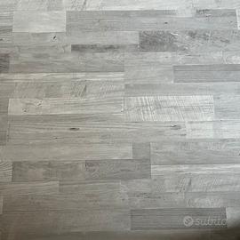 Pavimento laminato effetto legno.