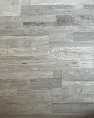 Pavimento laminato effetto legno.