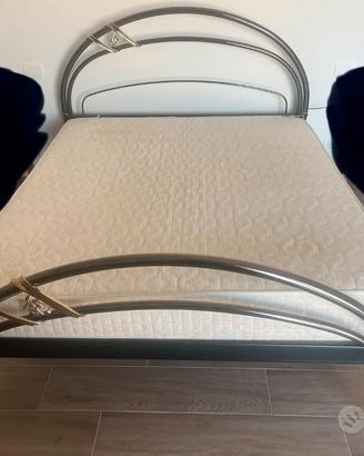 Letto completo di materasso e reti a doghe