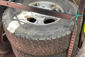 5 cerchi originali Pajero V60 con gomme