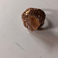Anello oro con ambra grezza 
