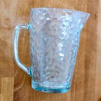 Caraffa in vetro trasparente, effetto martellato