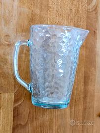 Caraffa in vetro trasparente, effetto martellato