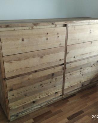 como e 2 comodini in legno vecchio con cassetti