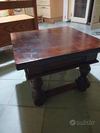 tavolino di legno pieno marrone quadrato 