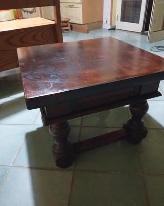 tavolino di legno pieno marrone quadrato 