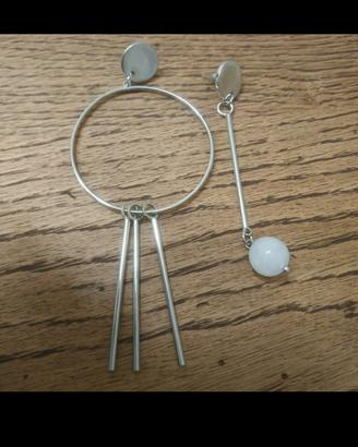 Orecchini pendenti di colore argento