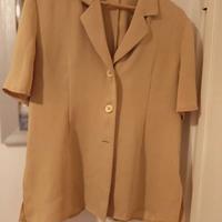 giacca leggera come una blusa..estiva. 