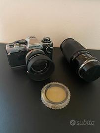 Olympus OM10 reflex analogica con zoom e filtro
