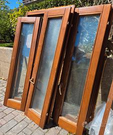 3 finestre in legno massello e maniglie oro