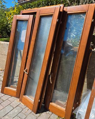 3 finestre in legno massello e maniglie oro