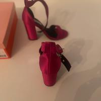 Scarpa con tacco fucsia