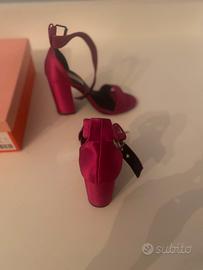 Scarpa con tacco fucsia