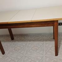 Tavola per pranzo con 6 sedie