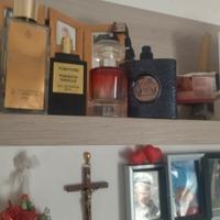 set di butigli di profumi 