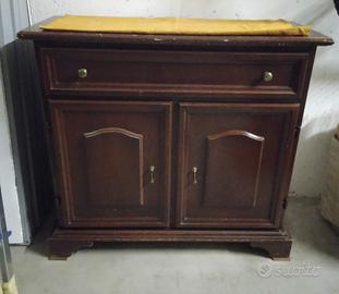 Piccolo mobile 2 ante e cassetto