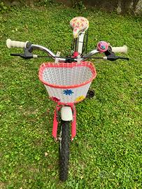 Bicicletta da bambina con cestino e campanello