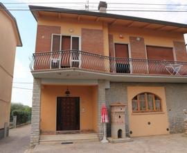 Casa bifamiliare con soffitta e garage