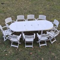 Set 10 sedie di legno e un tavolino di plastica