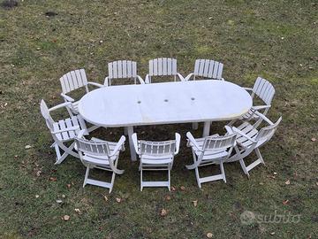 Set 10 sedie di legno e un tavolino di plastica