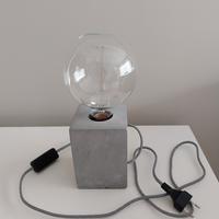 Lampada con base in cemento 