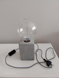 Lampada con base in cemento 