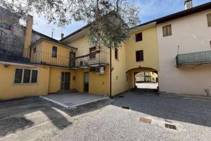 CASA PLURICAMERE CON NEGOZIO E DEPOSITO