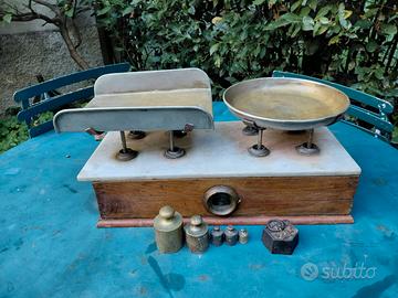 Bilancia antiquariato in marmo e ottone con pesi