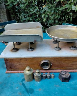 Bilancia antiquariato in marmo e ottone con pesi