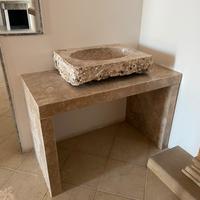 Lavandino in marmo (travertino grezzo)