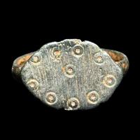 Anello romano antico portafortuna simboli magici