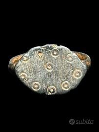Anello romano antico portafortuna simboli magici