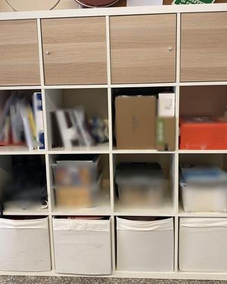 Mobile Ikea Kallax con antine in legno