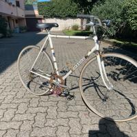 Bicicletta da corsa vintage con telaio Peugeot