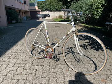 Bicicletta da corsa vintage con telaio Peugeot