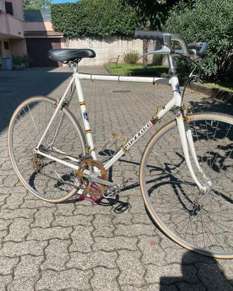 Bicicletta da corsa vintage con telaio Peugeot