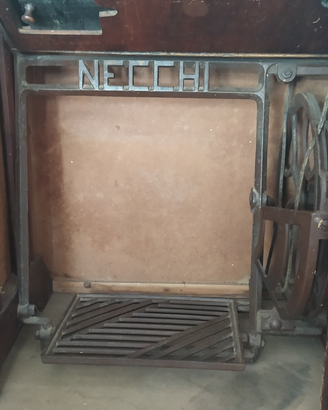 Macchina da cucire Necchi con mobile