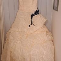 abito da sposa in seta avorio con inserti blu