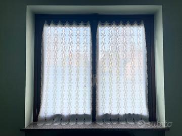 Tendine a vetro pregiate ricamate in macramè