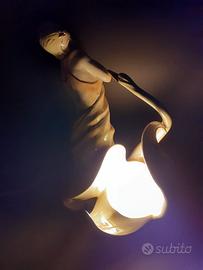 Lampada in ceramica con donna e cigno
