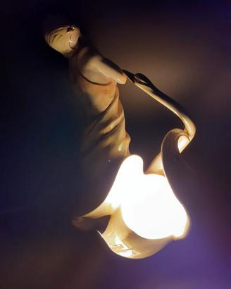 Lampada in ceramica con donna e cigno