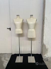 Coppia di manichini da donna con base in metallo