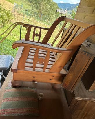 Divano legno con cuscini