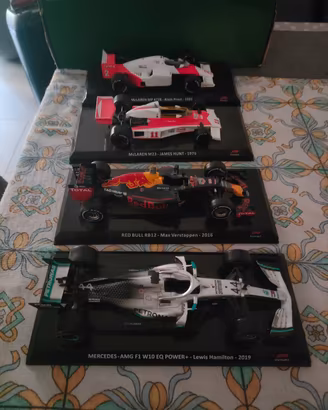 4 modellini F1 scala 1/24 a 50 euro l'uno 