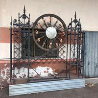 Orologio vintage con colonne