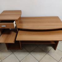 Scrivania, libreria e bacheca