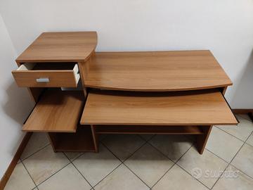 Scrivania, libreria e bacheca