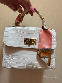 Borsetta bianca con foulard attorno al manico