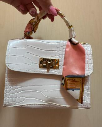 Borsetta bianca con foulard attorno al manico