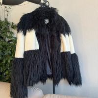 Pelliccia ecologica bianca e nera